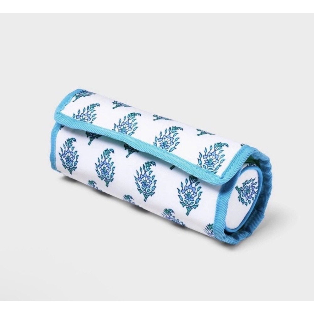 Roller Rabbit Jewelry Organizer Women OS Blue Floral Travel Roll Case NWT